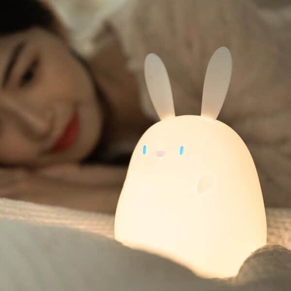 Cadeaux pour enfants et filles cartoon cute rabbit night light soft light sleeping USB charging pat silicone light