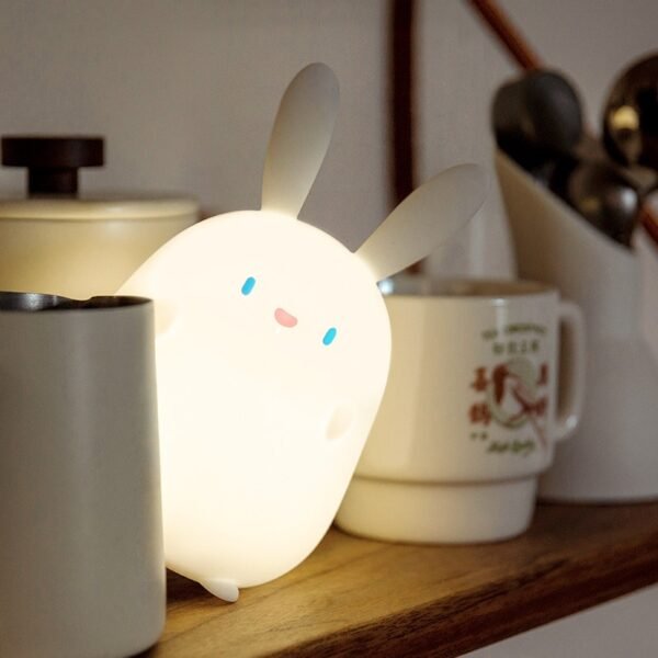 Cadeaux pour enfants et filles cartoon cute rabbit night light soft light sleeping USB charging pat silicone light