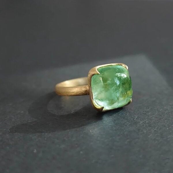 Utforska den utsökta Yiwu Green Crystal Tangta Ring: En perfekt blandning av stil och hantverk