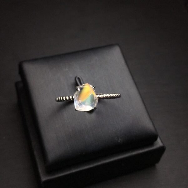 ontdek het vakmanschap achter de onregelmatige falklands rainbow moonlight sieraden van landmark