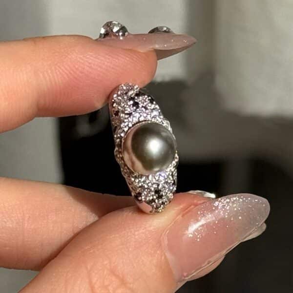 La bague en perles de 8 mm pour femme riche est en vente dans le flux en direct.