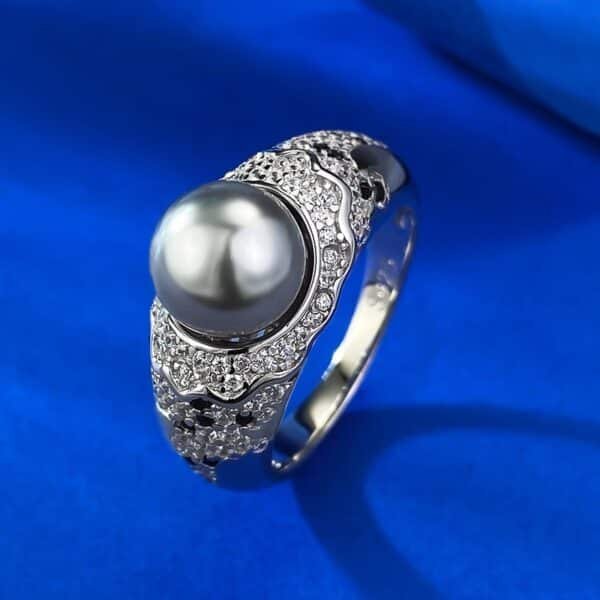 La bague en perles de 8 mm pour femme riche est en vente dans le flux en direct.